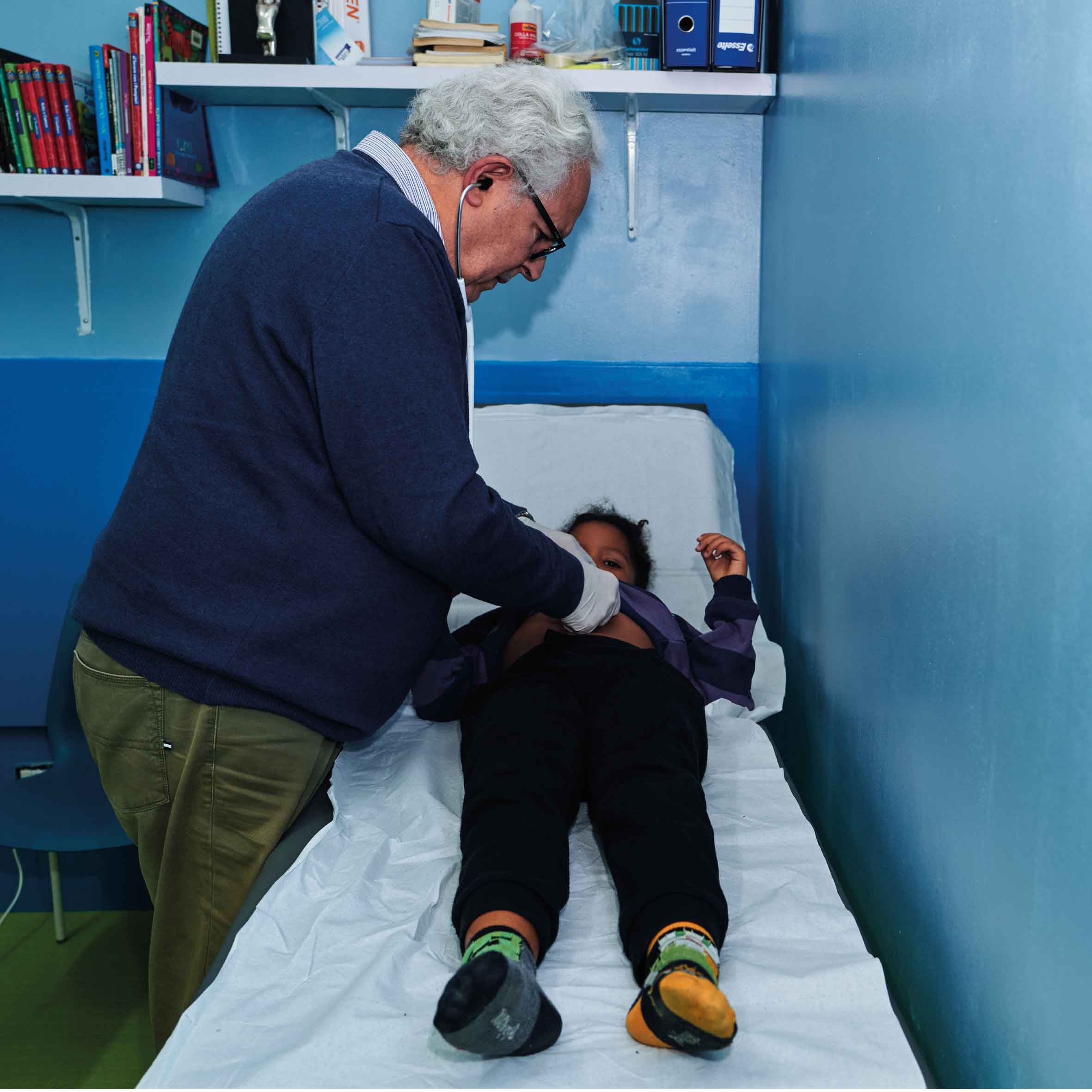 DONA UNA VISITA PEDIATRICA A UN BAMBINO CHE NON HA UN PEDIATRA DI BASE